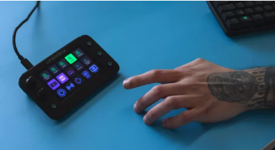 Loupedeck Live S Outflanks Stream Deck 带按钮和转盘